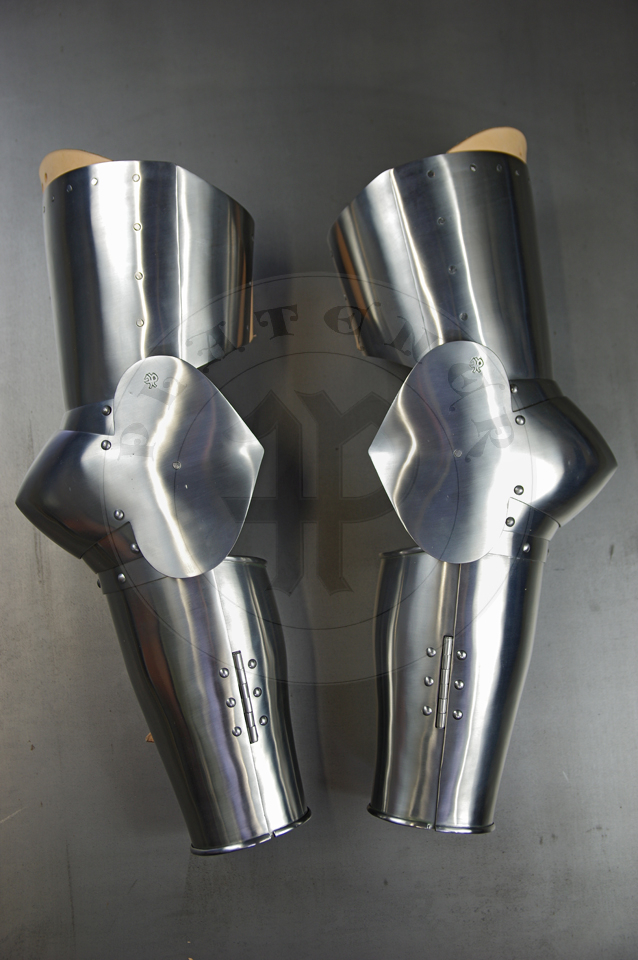 Early XV c. arm harness with separated spaulders which were inspired by depicts from Altarpiece of St. George, dated for first quarter of XV c., currently in Victoria and Albert Museum. Material: medium carbon steel heat hardened and tempered up to 42 HRC./ Wczesno XV wieczne osony rk z osobnymi naramiennikami zainspirowane przedstawieniami z otarza w. Jerzego datowanego na pierwsz wier XV wieku, obecnie w Vicotria and Albert Museum w Londynie. Materia: stal redniowglowa hartowana i odpuszczana do 42 HRC.